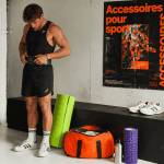 Sportif avec accessoire pour sport dans vestiaire