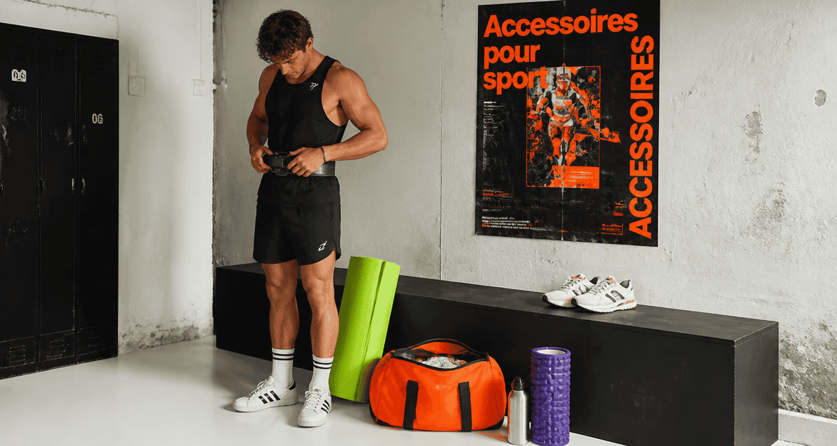 Sportif avec accessoire pour sport dans vestiaire