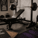 banc de musculation avec poids dans un home-gym