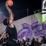 basketteur dunk sur playground urbain