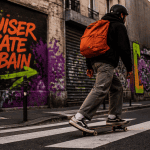 cruiser skate sur rue urbaine