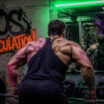 Dos musculation athlète rowing barre