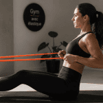 gym avec un elastique femme exercice tirage salon