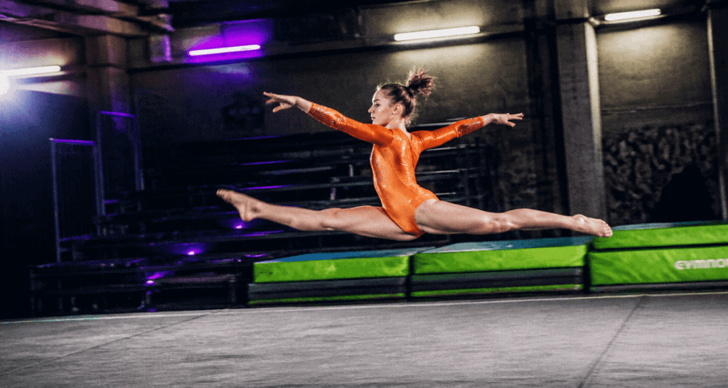 gymnastique au sol figure jeune gymnaste grand jeté