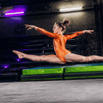 gymnastique au sol figure jeune gymnaste grand jeté