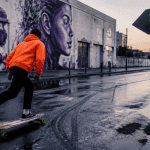 longboard longboard rider urbain sur avenue à l'aube