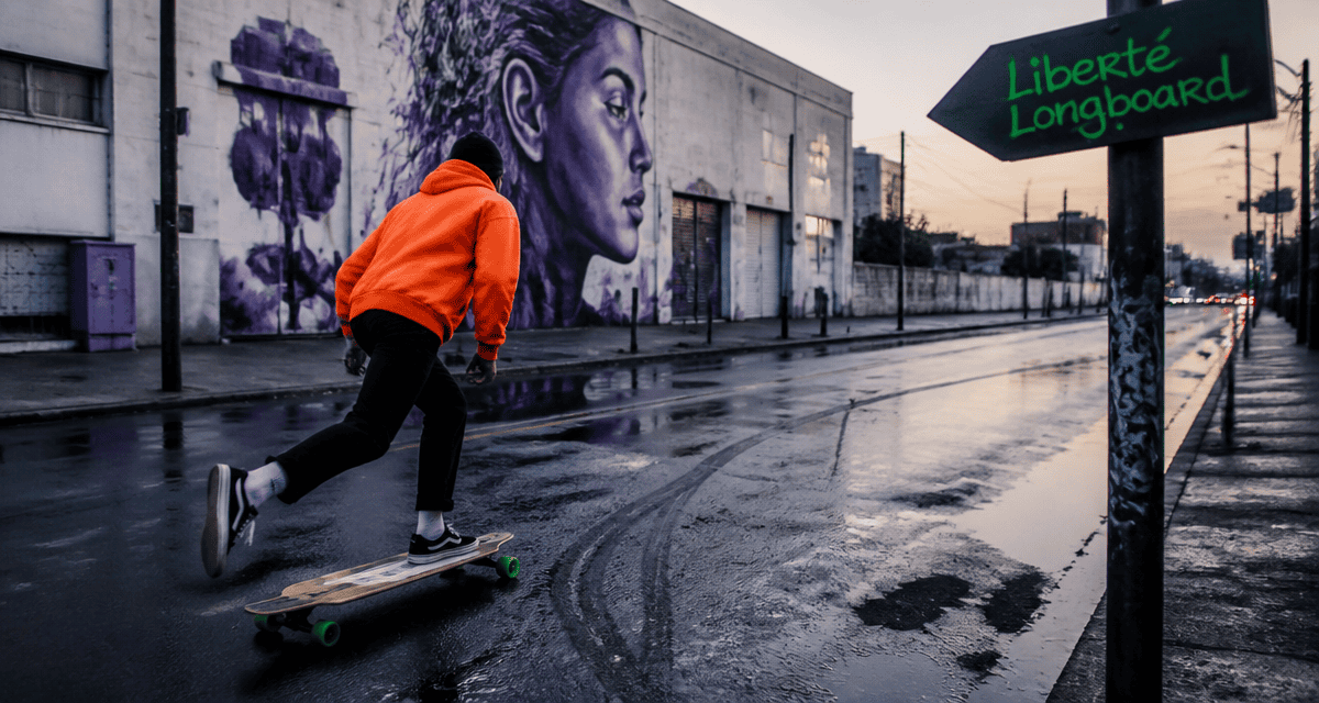 longboard longboard rider urbain sur avenue à l'aube