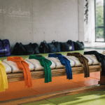 ordre des ceintures au judo alignées sur banc