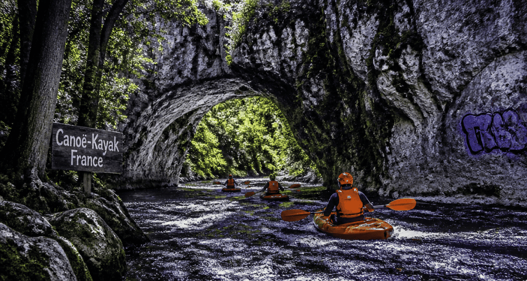ou faire du canoe en France sous arche rocheuse