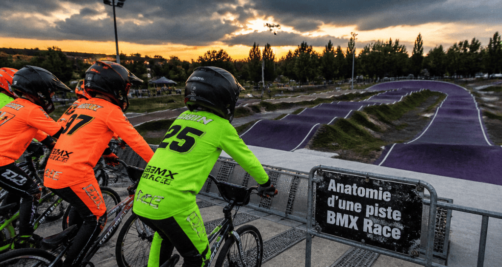 piste de bmx jeunes pilotes grille départ