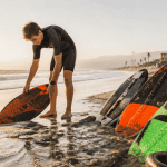 skimboard board jeune skimmeur plage