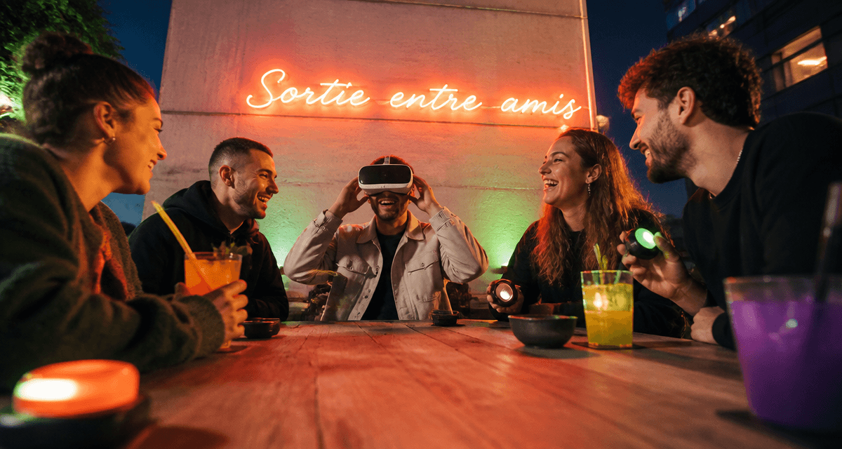 sortie entre amis originale groupe riant terrasse urbaine