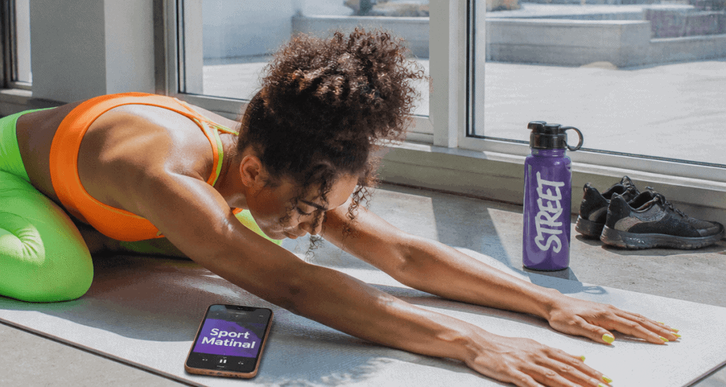 Femme sport matinale étirements tapis yoga