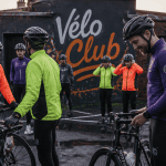 Cyclistes réunis vélo club parking urbain