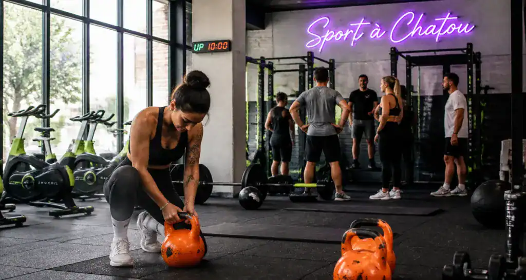 Femme et coach dans une chatou salle de sport moderne