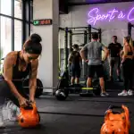 Femme et coach dans une chatou salle de sport moderne
