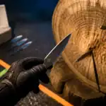 Photo de couteaux de lancer : acier sombre et cible en bois