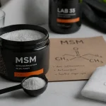 methyl sulfonyl methane msm : poudre MSM et complément de soufre organique sur table