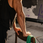 Muscle sous les bras : triceps fermes, homme en salle de sport