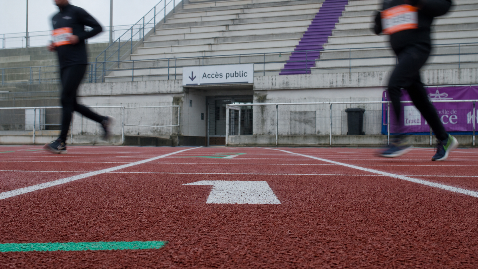 Piste d'athlétisme ouverte au public : couloir numéro 1 libre