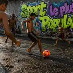 sport le plus populaire au monde jeunes jouent football urbain