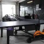 Table tennis de table outdoor avec joueurs en garage urbain