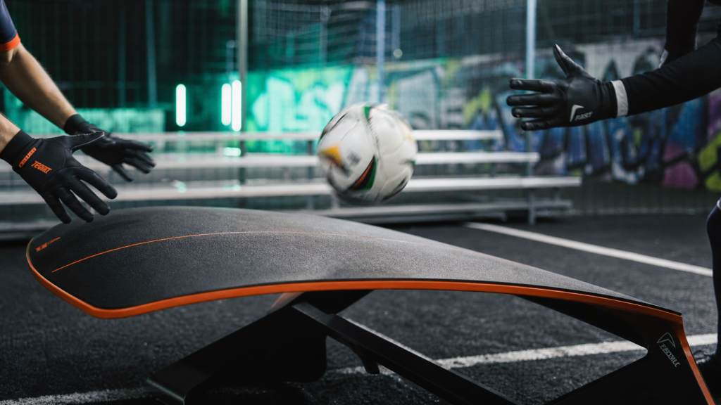 Teqball : table incurvée noire, rebond du ballon, 3 touches en gymnase
