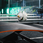 Teqball : table incurvée noire, rebond du ballon, 3 touches en gymnase