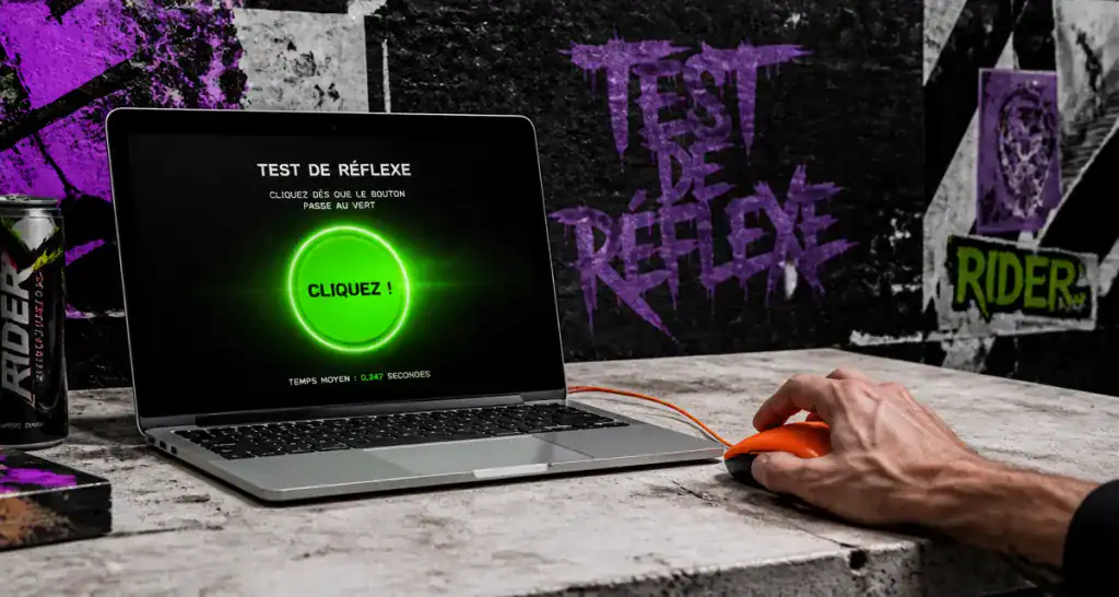 test de reflex sur ordinateur avec main prête à cliquer