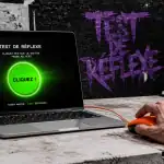test de reflex sur ordinateur avec main prête à cliquer