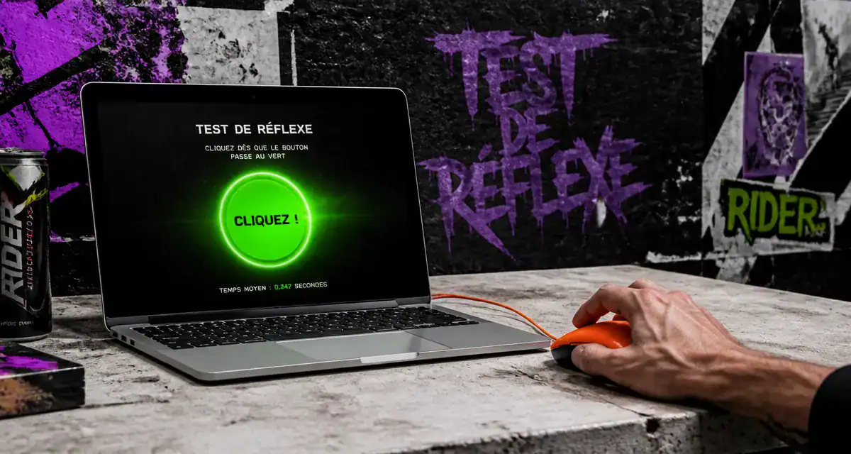 test de reflex sur ordinateur avec main prête à cliquer