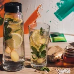Boisson naturelle energisante : eau citronnée, gingembre et menthe