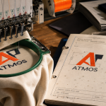 Broderie pour vetement : logo durable en cours sur polo