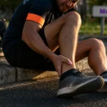 Contracture mollet : douleur à l’étirement du mollet, coureur assis