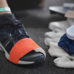 Entorse orteil : strapping et poche de glace