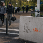 Le sport le plus pratiqué en France : randonnée indiquée par un panneau, marche en ville.