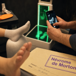 Maladie de morton : podologue examine un pied douloureux