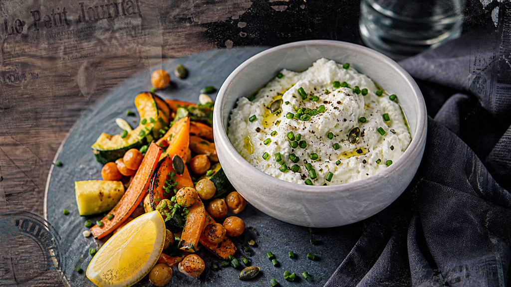 Manger de la faisselle le soir : bol de faisselle bien égouttée et légumes tièdes
