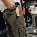Pantalon cargo ado en essayage : taille et coupe