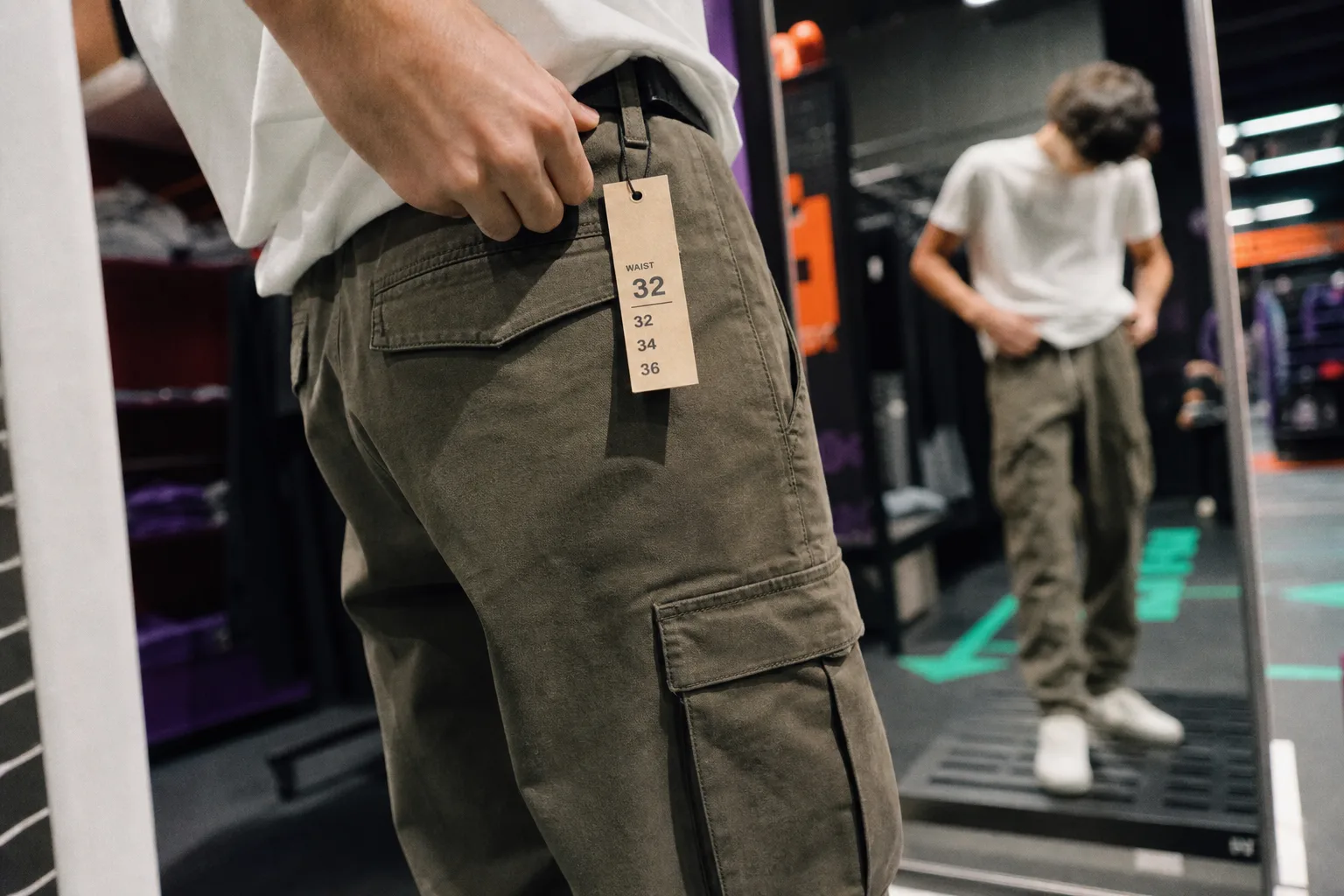 Pantalon cargo ado en essayage : taille et coupe