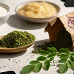 Poudre de moringa bienfait : cuillère de poudre verte sur table