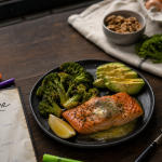Recette keto : saumon et brocoli, avocat, <50 g glucides