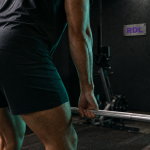 Souleve de terre roumain : athlète en salle de musculation pour fessiers et ischio-jambiers