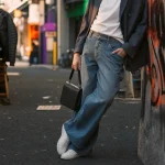 Style street chic : jean large, t-shirt blanc, blazer oversize en ville