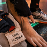 Tendinite releveur du pied : attelle tibia-pied et glace sur cou-de-pied du coureur