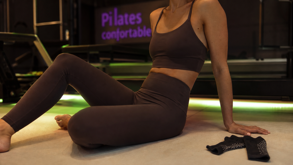 Tenue pour pilates : leggings taille haute et brassière stable en studio