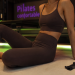 Tenue pour pilates : leggings taille haute et brassière stable en studio