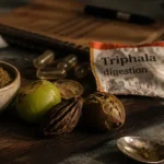 Triphala bienfaits : poudre et fruits amla, haritaki, bibhitaki pour la digestion et le transit