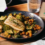 Aliment font maigrir : assiette rassasiante légumes et poisson
