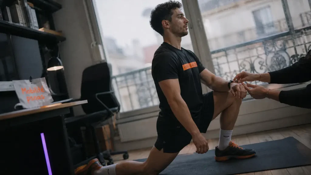 Étirer le psoas sans cambrer : bassin, respiration et signaux d’arrêt